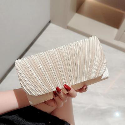 حقيبة كتف متقاطعة فاخرة بتصميم مطوي