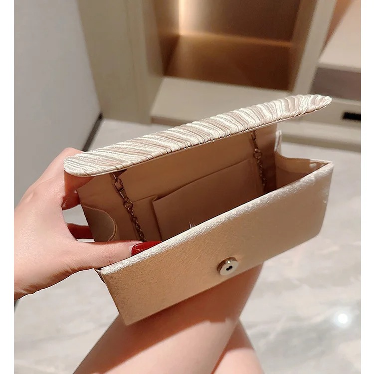 حقيبة كتف متقاطعة فاخرة بتصميم مطوي