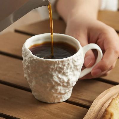 كوب حليب بنمط روك معلق على الأذن