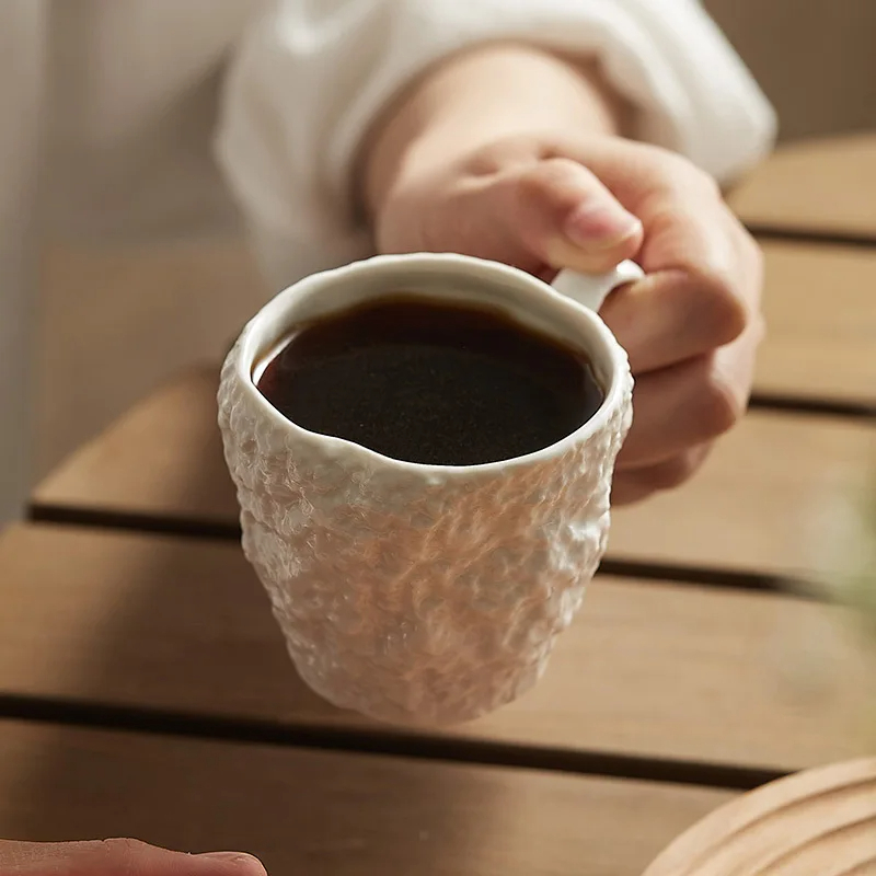 كوب حليب بنمط روك معلق على الأذن