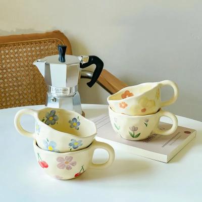 كوب سيراميك يدوي مع تصميم زهرة غير منتظم