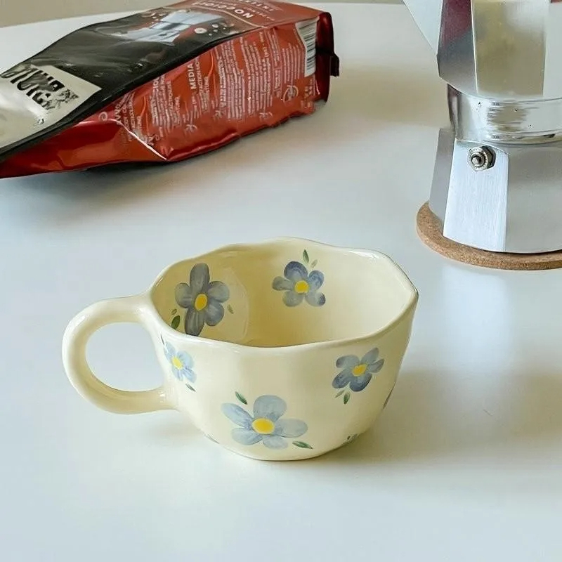 كوب سيراميك يدوي مع تصميم زهرة غير منتظم
